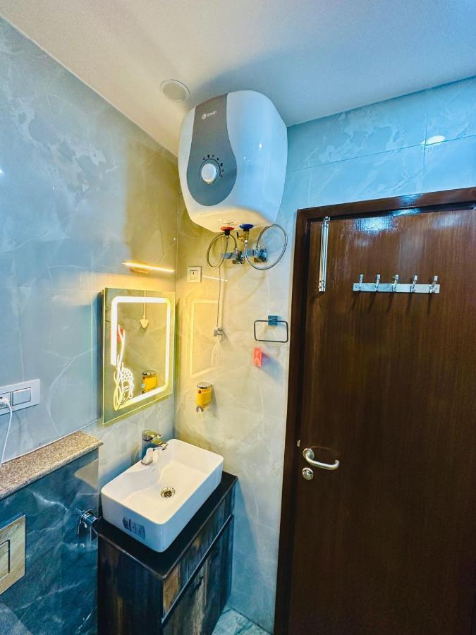 Hotel Samrat Residency 10 Mints Walking Distance Nizamuddin Railway Station Нью-Дели Экстерьер фото