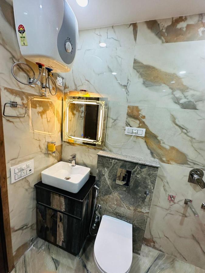 Hotel Samrat Residency 10 Mints Walking Distance Nizamuddin Railway Station Нью-Дели Экстерьер фото