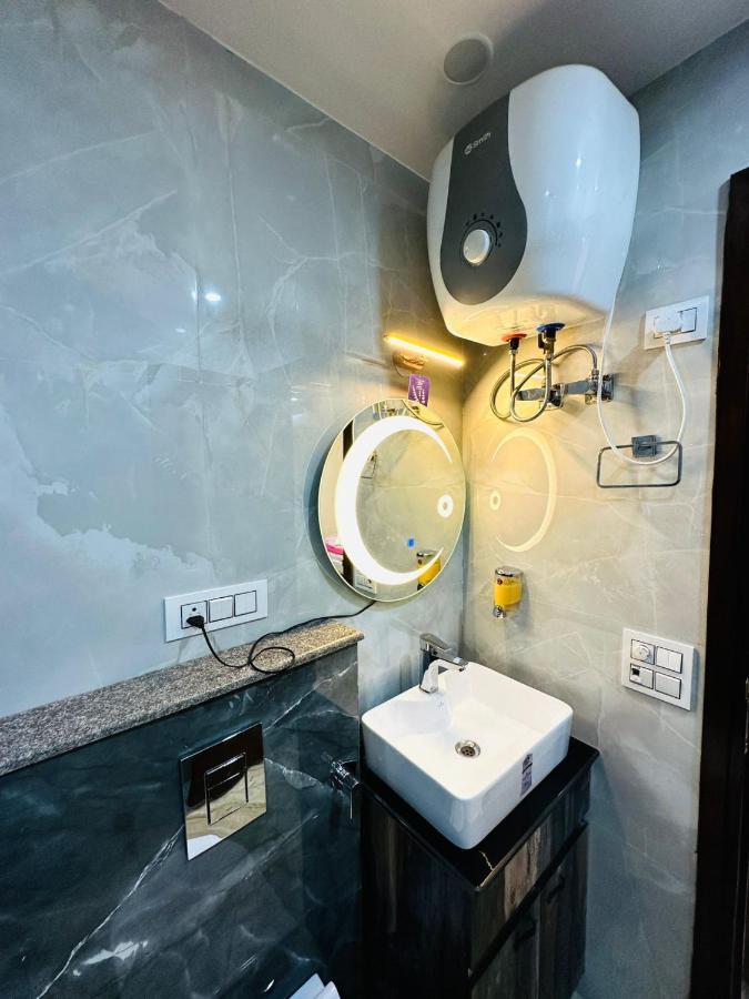 Hotel Samrat Residency 10 Mints Walking Distance Nizamuddin Railway Station Нью-Дели Экстерьер фото