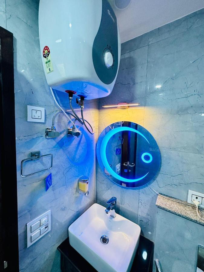 Hotel Samrat Residency 10 Mints Walking Distance Nizamuddin Railway Station Нью-Дели Экстерьер фото