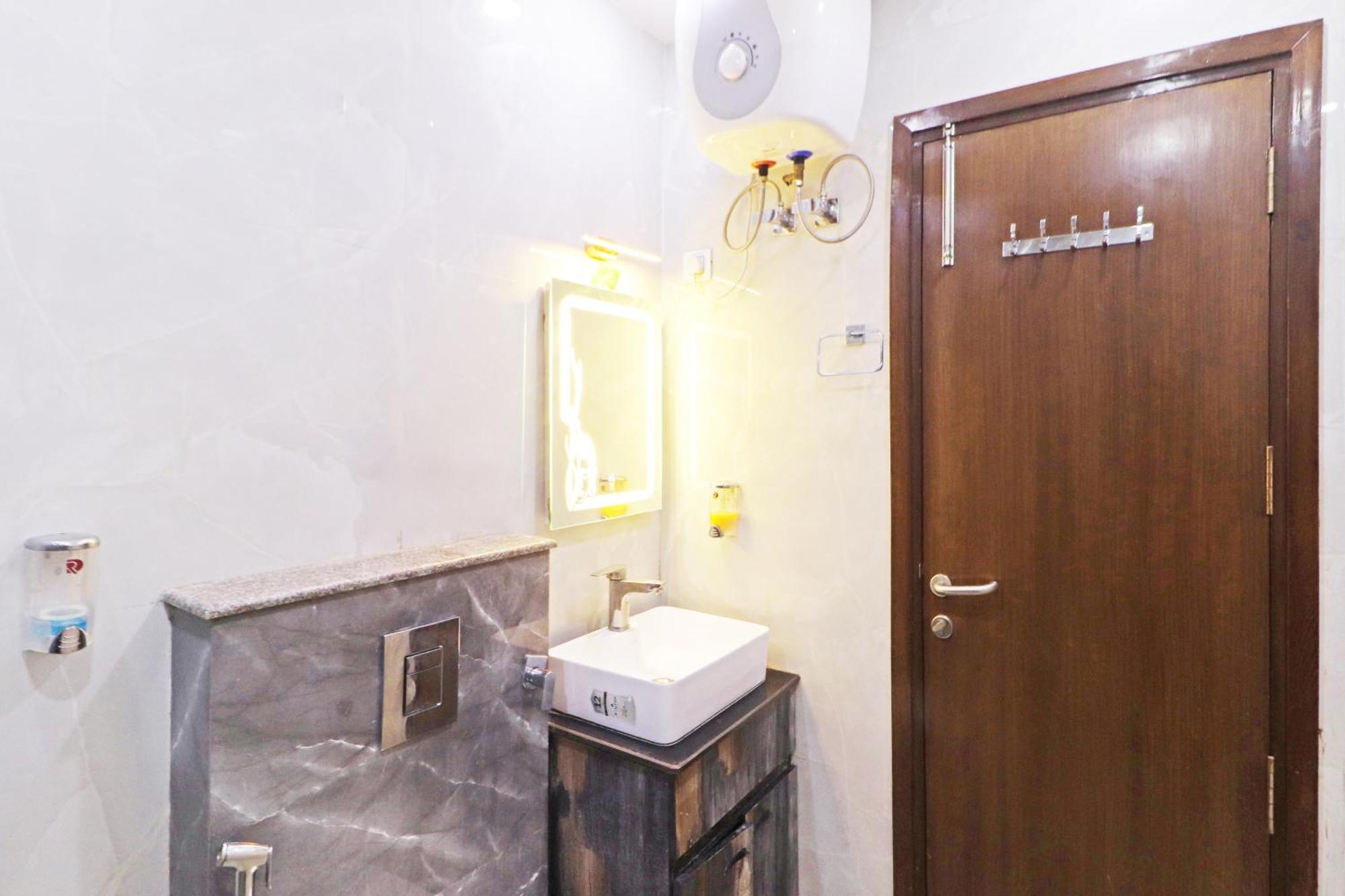 Hotel Samrat Residency 10 Mints Walking Distance Nizamuddin Railway Station Нью-Дели Экстерьер фото