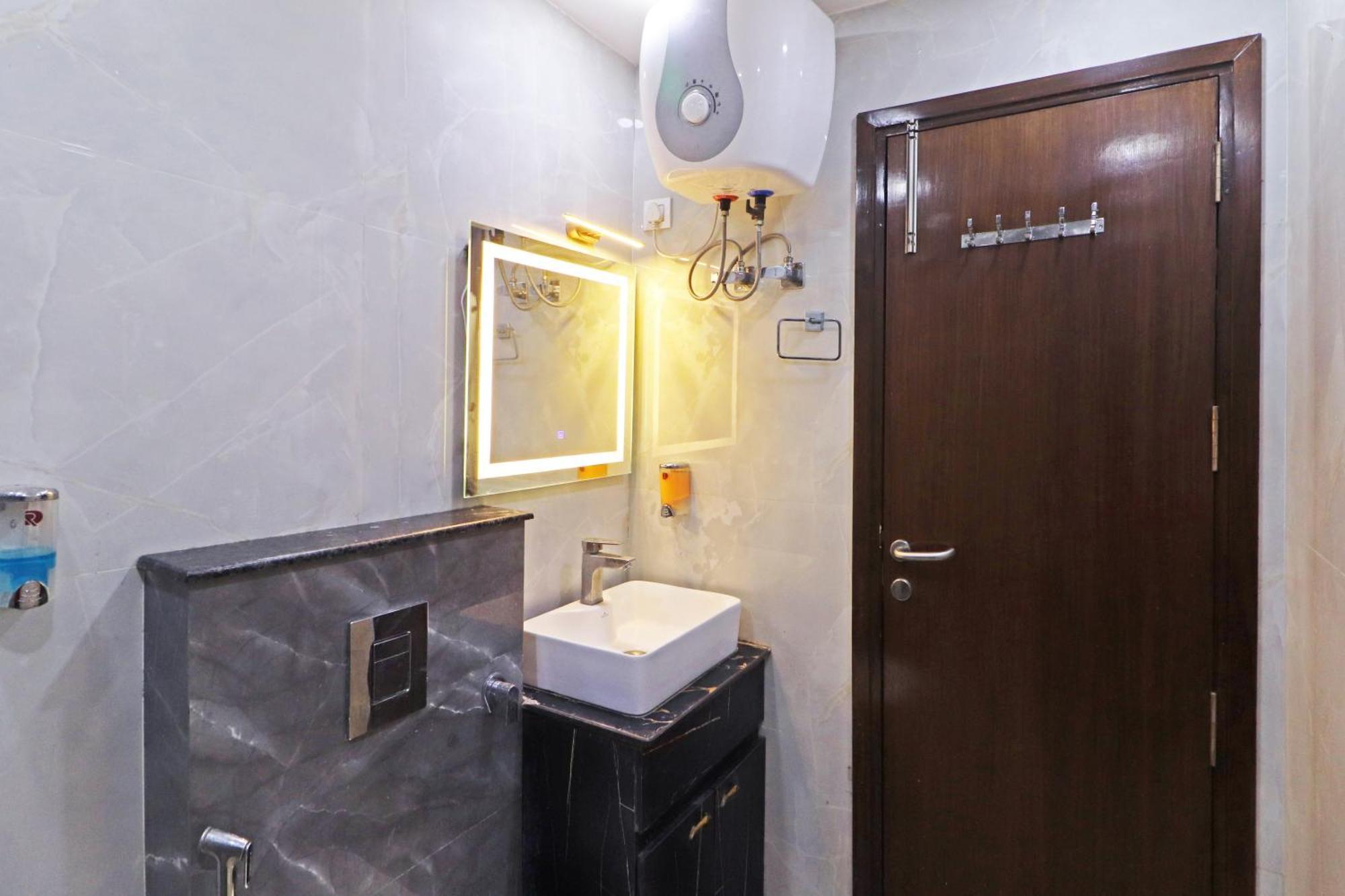 Hotel Samrat Residency 10 Mints Walking Distance Nizamuddin Railway Station Нью-Дели Экстерьер фото