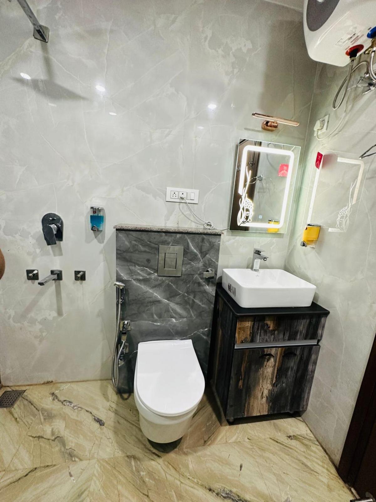 Hotel Samrat Residency 10 Mints Walking Distance Nizamuddin Railway Station Нью-Дели Экстерьер фото