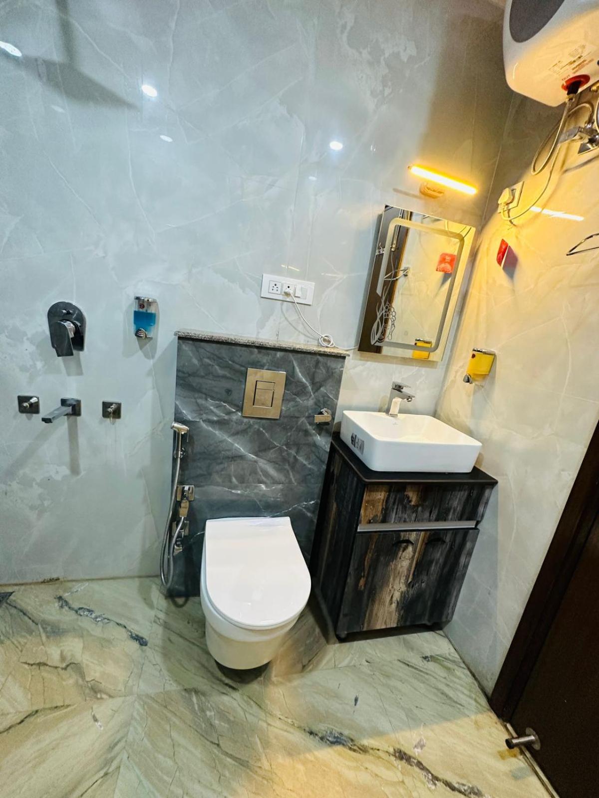 Hotel Samrat Residency 10 Mints Walking Distance Nizamuddin Railway Station Нью-Дели Экстерьер фото
