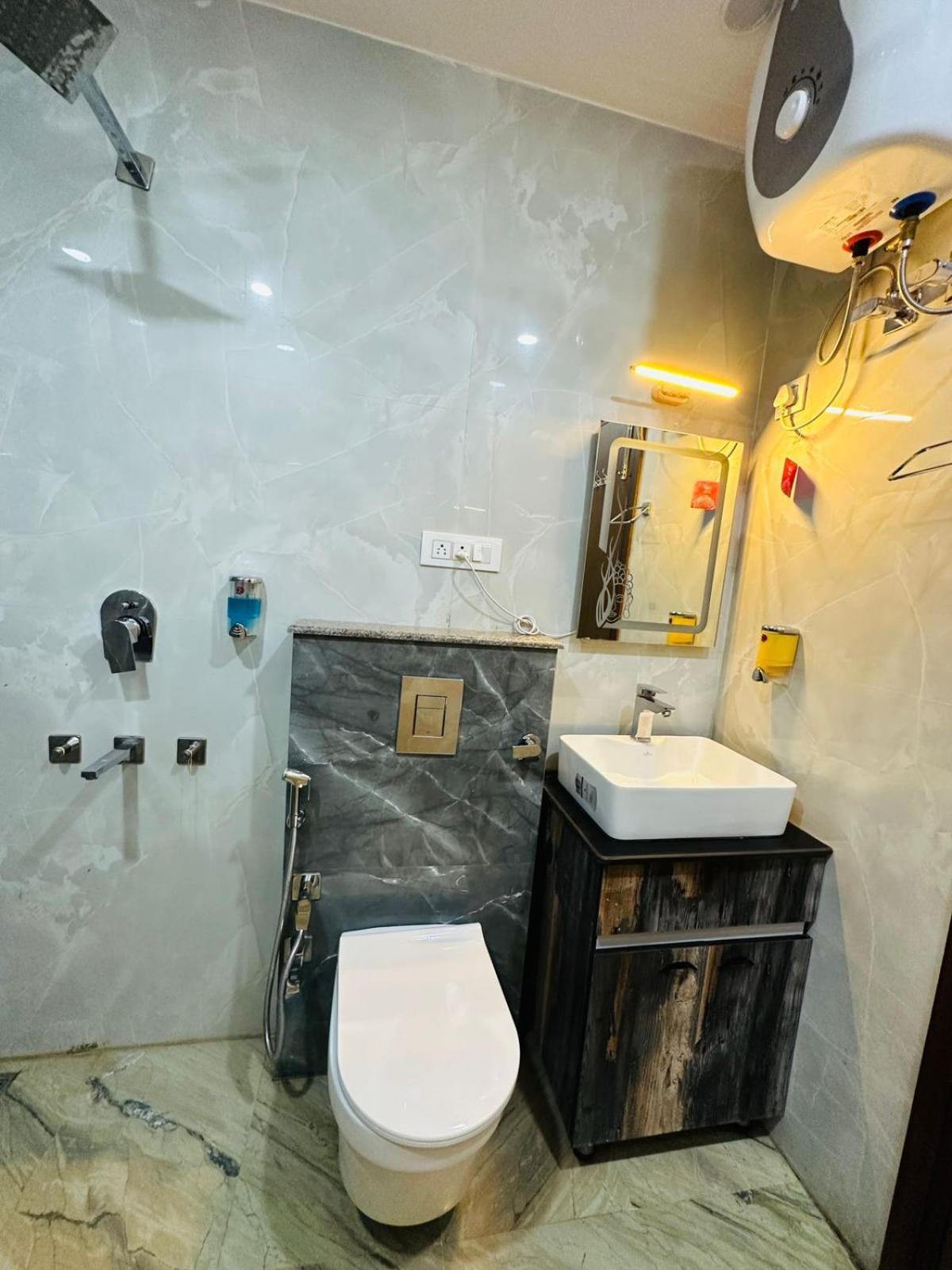 Hotel Samrat Residency 10 Mints Walking Distance Nizamuddin Railway Station Нью-Дели Экстерьер фото