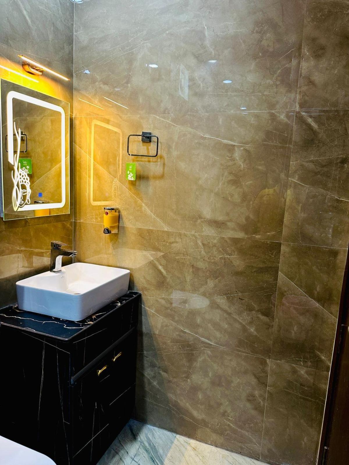 Hotel Samrat Residency 10 Mints Walking Distance Nizamuddin Railway Station Нью-Дели Экстерьер фото