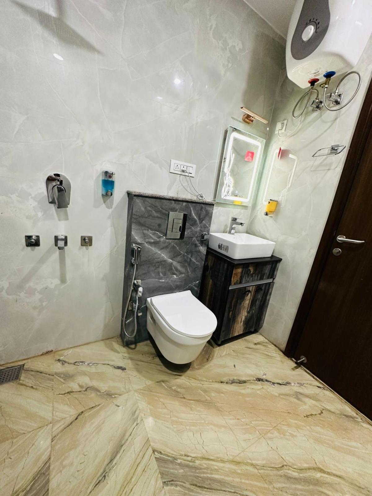 Hotel Samrat Residency 10 Mints Walking Distance Nizamuddin Railway Station Нью-Дели Экстерьер фото