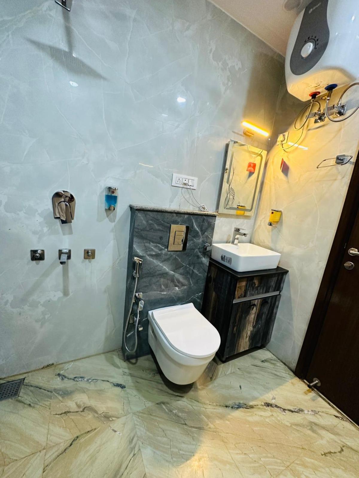 Hotel Samrat Residency 10 Mints Walking Distance Nizamuddin Railway Station Нью-Дели Экстерьер фото
