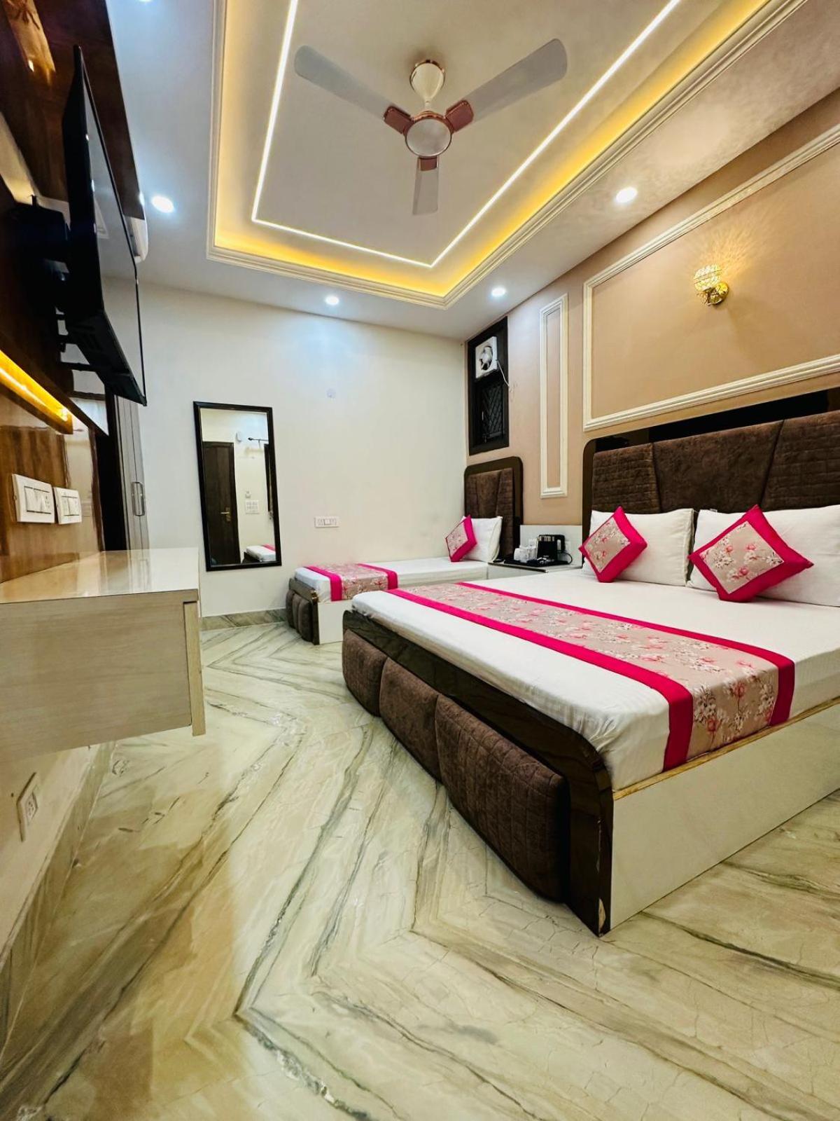Hotel Samrat Residency 10 Mints Walking Distance Nizamuddin Railway Station Нью-Дели Экстерьер фото